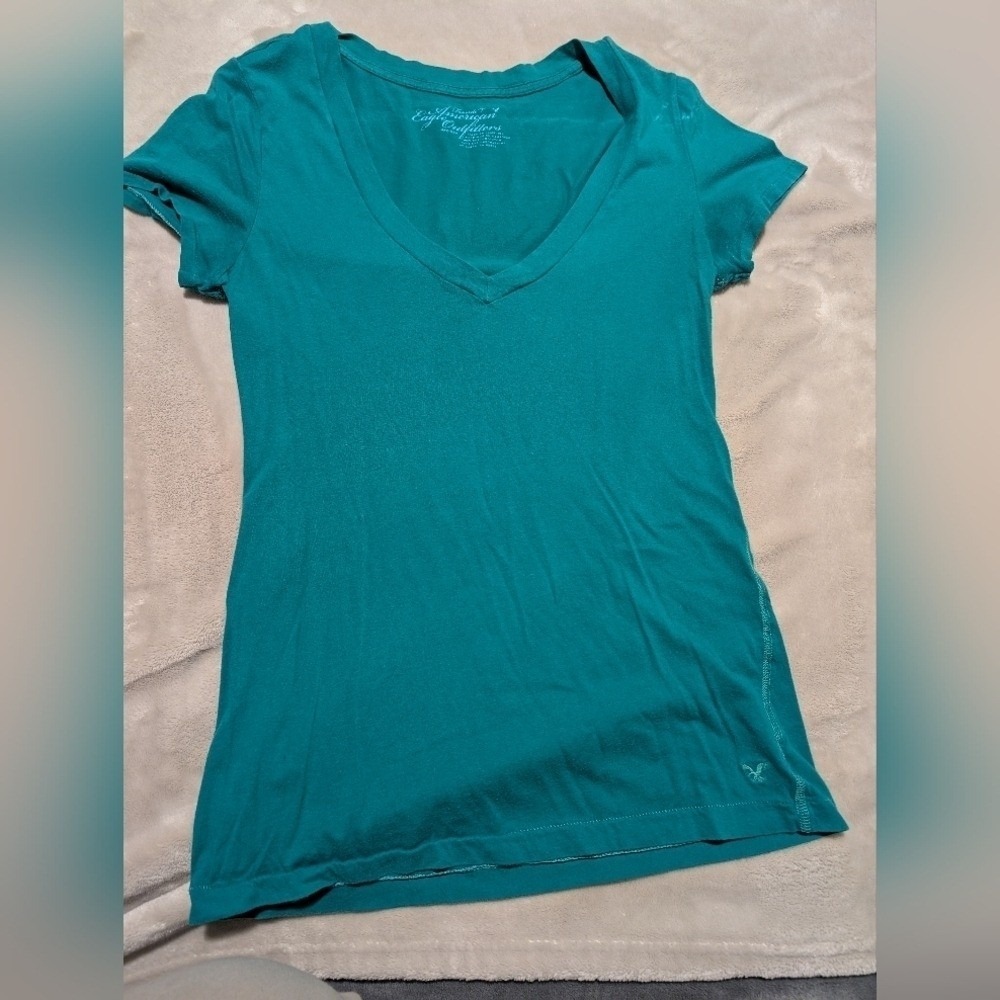 American Eagle blue V Neck Tshirt size M 2000s‎